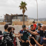 El capitán de la Compañía de la Guardia Civil de Sueca (Valencia) atiende a los medios de comunicación en el exterior del recinto del escenario principal del Festival Medusa de Cullera (Valencia).