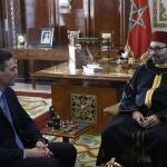 El presidente del Gobierno, Pedro Sánchez, con el rey Mohamed VI