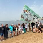 Centenares de personas abrazaron ayer el Mar Menor