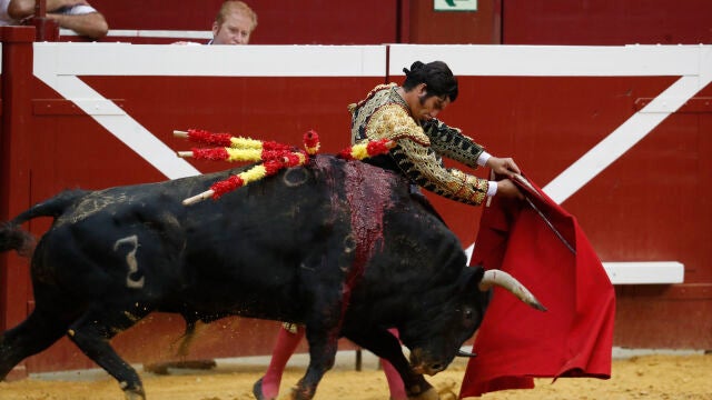 SAN SEBASTIÁN, 13/08/2022.- El diestro Morante de la Puebla con su segundo astado, hoy sábado en el primer festejo taurino de la Semana Grande de San Sebastián. EFE/Juan Herrero