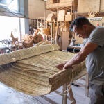 Un trabajador trabaja en la fabricación de una pieza en la nave de la empresa Artesanía San José, en Jaén. EFE/José Manuel Pedrosa