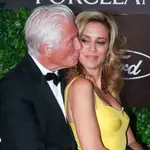 El actor estadounidense Richard Gere y su esposa Alejandra Silva posan a su llegada a la Gala Starlite, hoy domingo en Marbella, Málaga. EFE/ Daniel Pérez