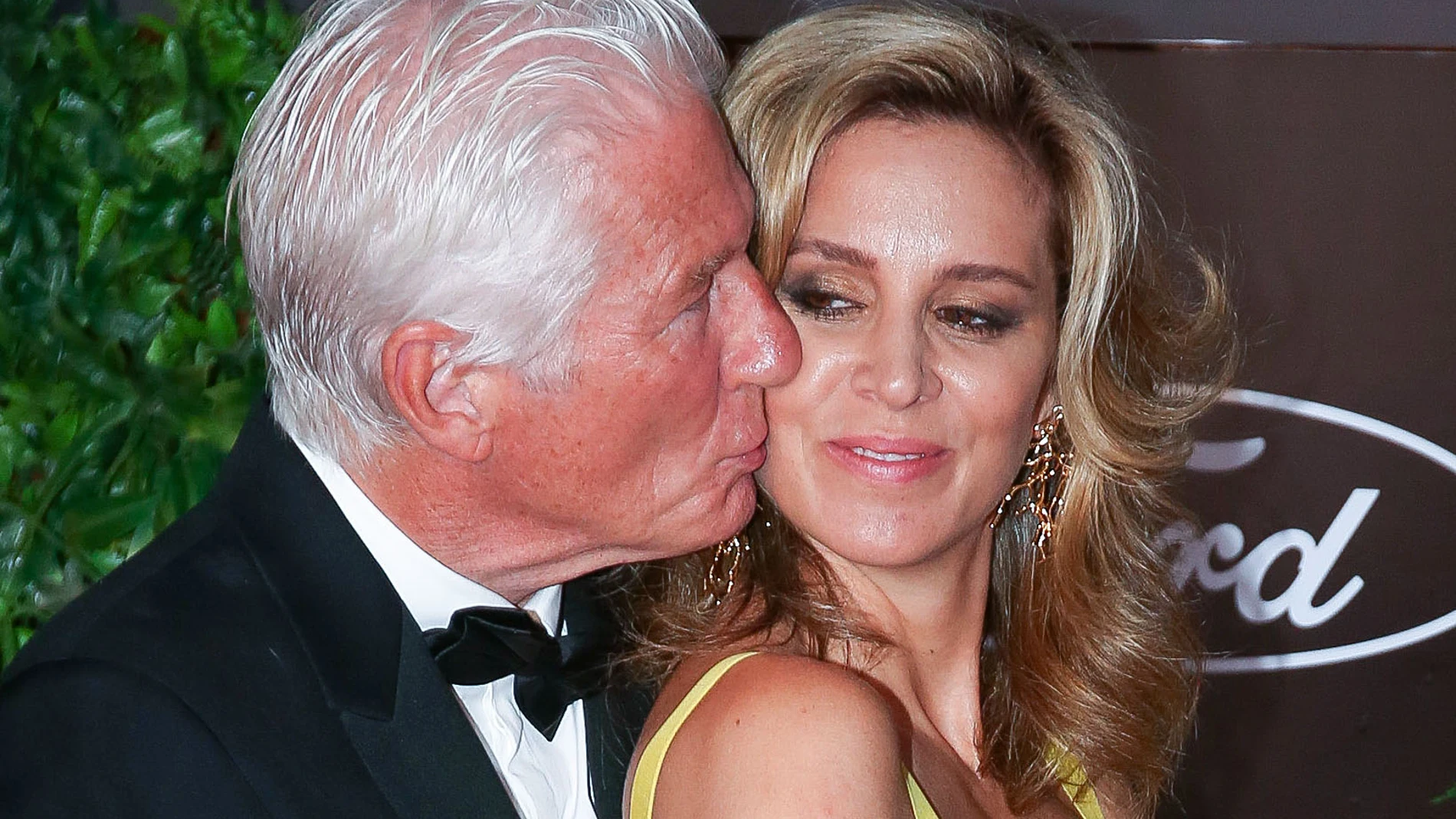 El actor estadounidense Richard Gere y su esposa Alejandra Silva posan a su llegada a la Gala Starlite, hoy domingo en Marbella, Málaga. EFE/ Daniel Pérez