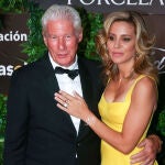 El actor estadounidense Richard Gere y su esposa Alejandra Silva posan a su llegada a la Gala Starlite, hoy domingo en Marbella, Málaga. EFE/ Daniel Pérez