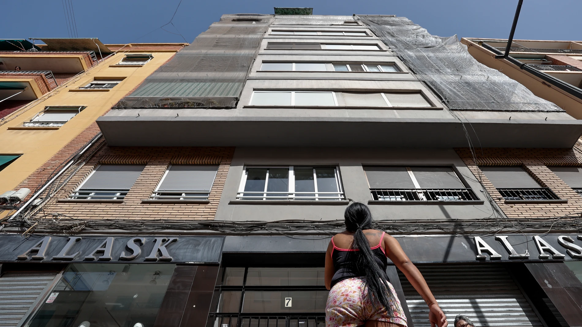 Dos mujeres han fallecido y otras tres han resultado heridas, dos de ellos bomberos que han sufrido quemaduras, en un incendio declarado esta madrugada en una vivienda de un séptimo piso de la ciudad de València.