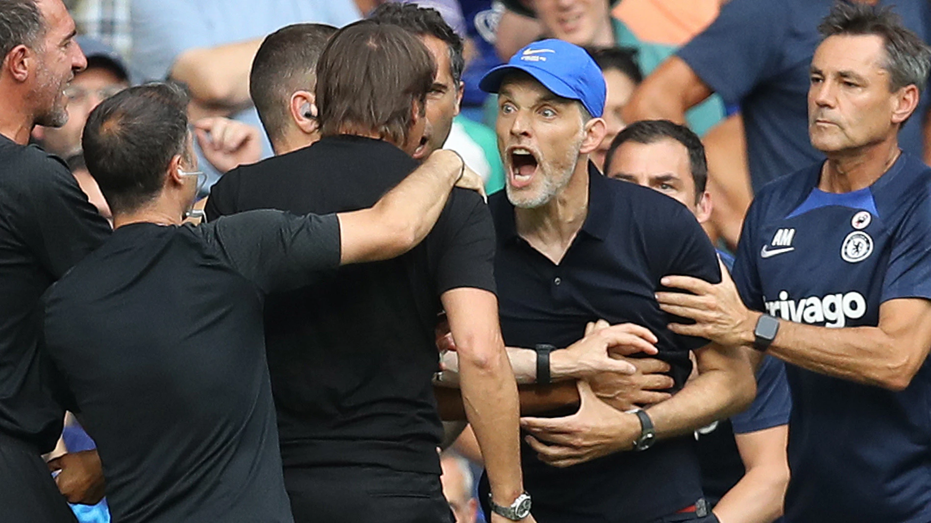 Thomas Tuchel y Antonio Conte protagonizaron momentos tensos en los banquillos durante el Chelsea-Tottenham