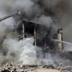 Bomberos extinguen el fuego en el mercado de Surmalu, en Ereván, la capital de Armenia