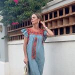 Amelia Bono con vestido y deportivas