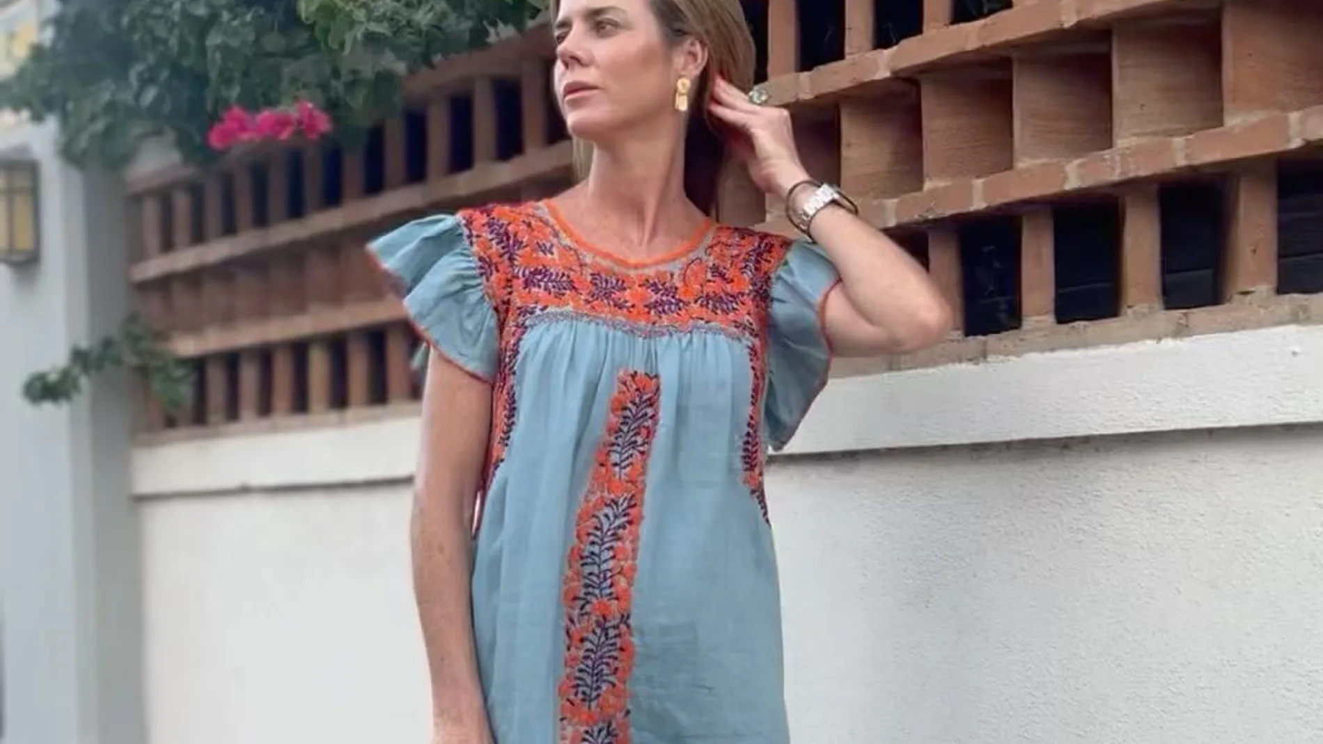 Amelia Bono con vestido y deportivas