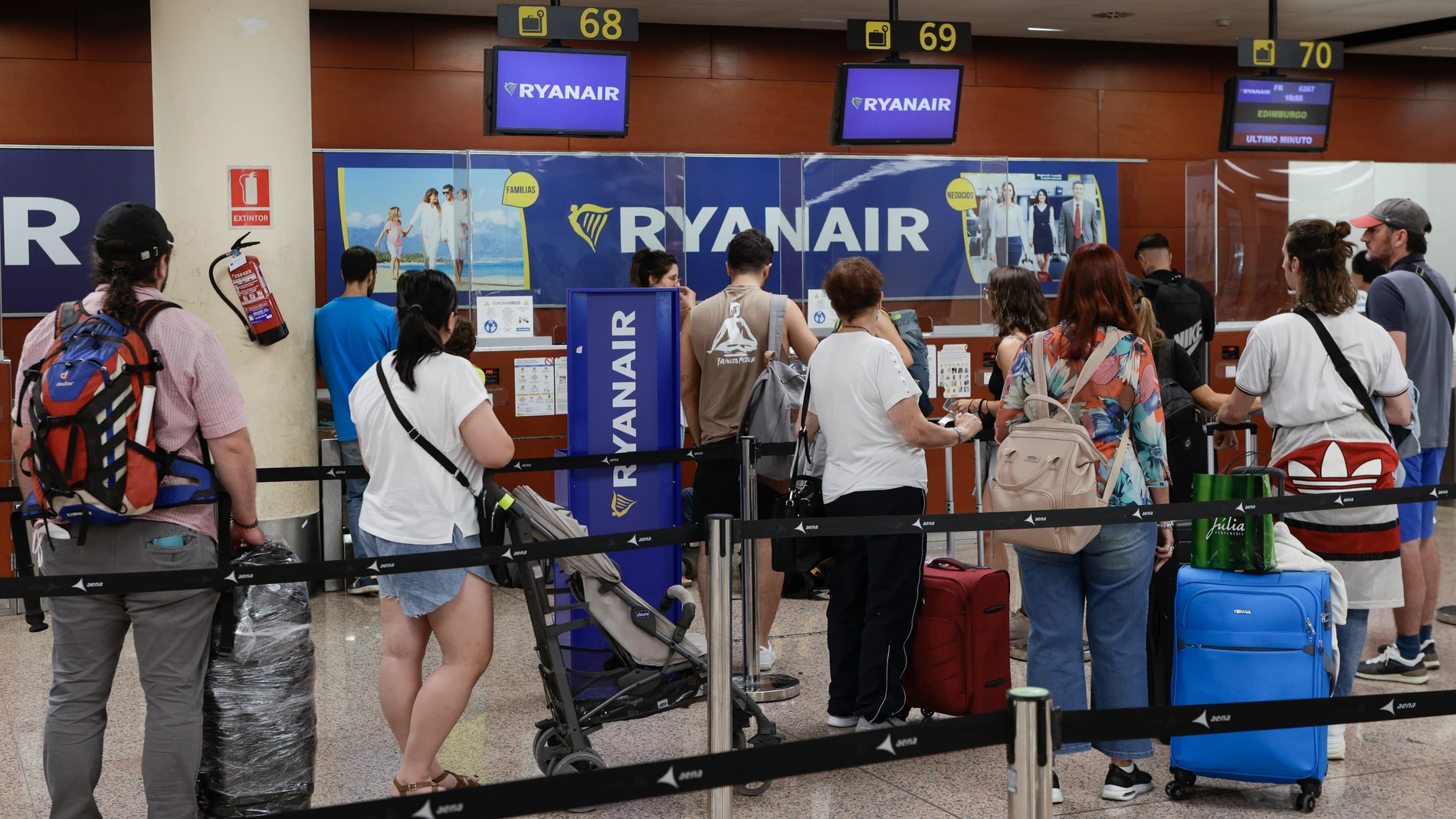 Varios pasajeros hacen cola ante uno de los mostradores de facturación en la Terminal 2 del Aeropuerto de Barcelona-El Prat el pasado 15 de agosto