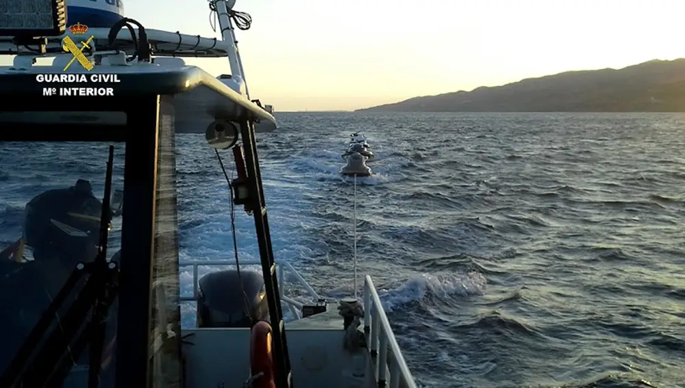 Motos de agua para que los inmigrantes crucen el Estrecho