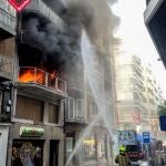 Actuación de los bomberos en el incendio de Elche