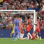 El defensa austriaco del Real Madrid David Alaba (d) marca de falta el segundo gol del Madrid ante la UD Almería, durante el partido de la primera jornada de LaLiga entre el UD Almería y Real Madrid