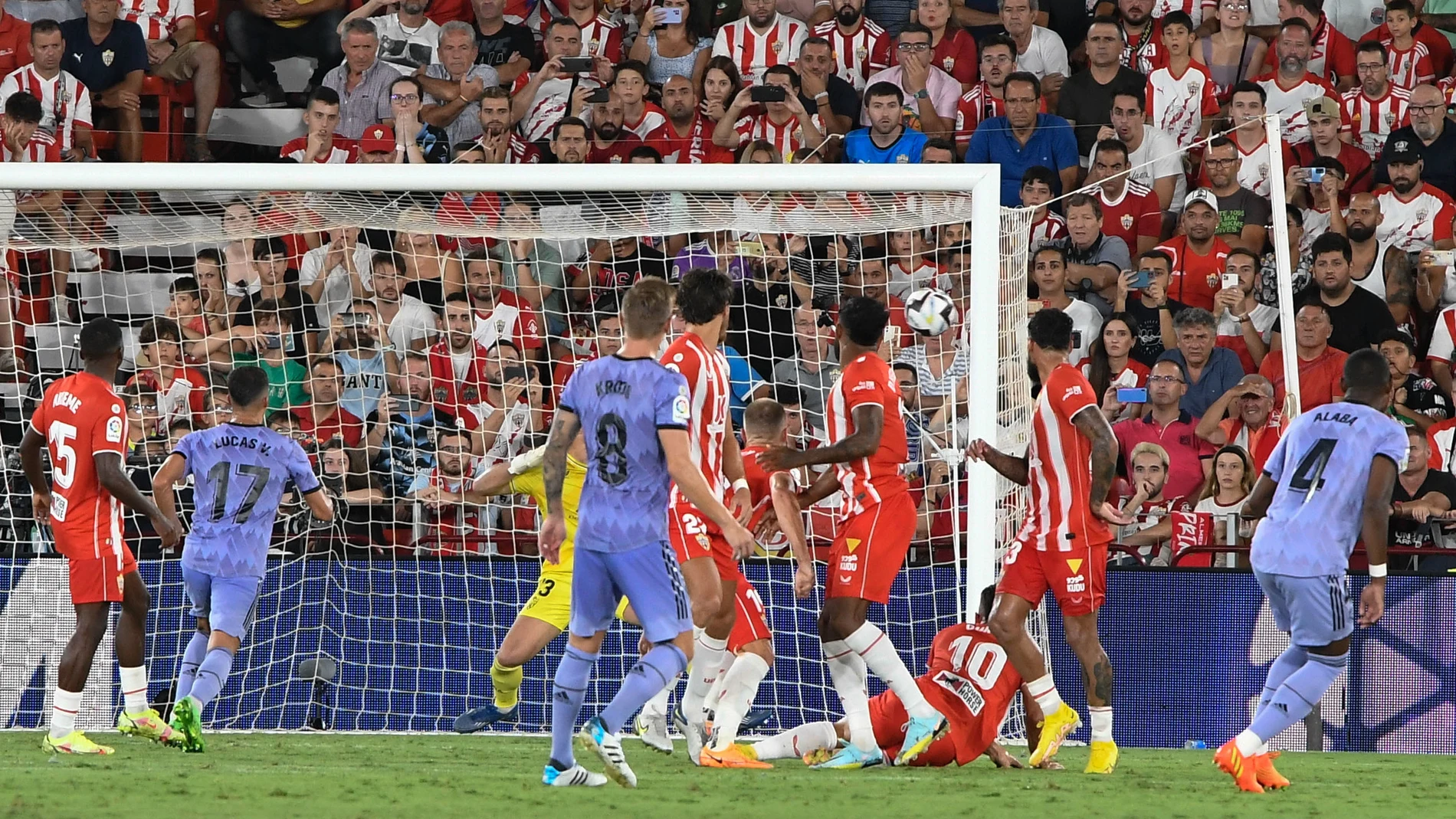 El defensa austriaco del Real Madrid David Alaba (d) marca de falta el segundo gol del Madrid ante la UD Almería, durante el partido de la primera jornada de LaLiga entre el UD Almería y Real Madrid