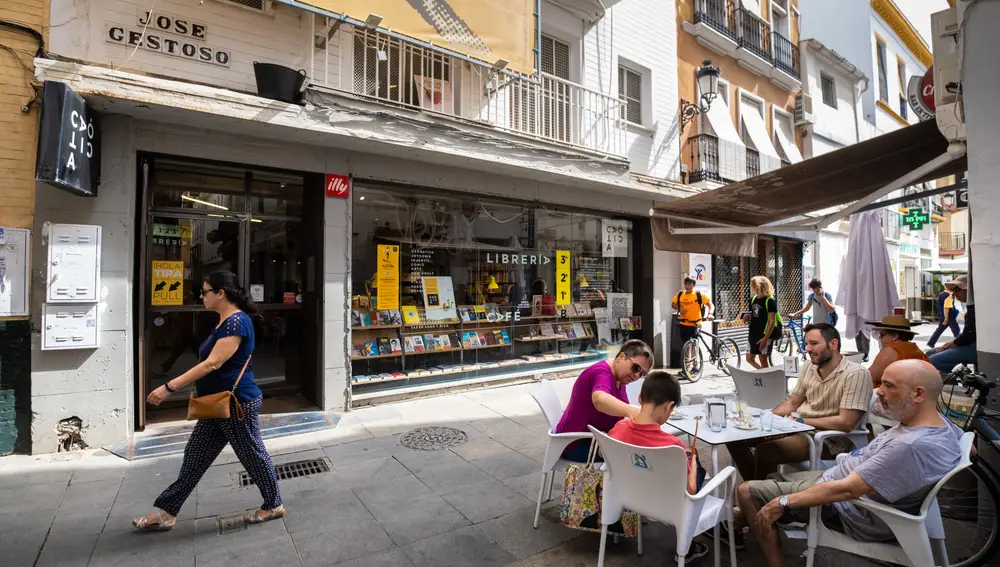 Exterior de la librería Caótica de Sevilla, que ha evitado el desahucio. EFE/Pepo Herrera