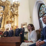 Bajada del cuadro de la Virgen de la Paloma por parte de un bombero en su celebración, a 15 de agosto de 2022