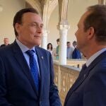 El consejero de Universidad, José Carlos Gómez Villamandos, charla con el rector de la UNIA, José Ignacio García Pérez