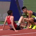 El atleta andorrano Nahuel Carabaña ayuda al danés, lesionado, Axel Vang Christensen en la prueba de los 3.000 metros obstáculos