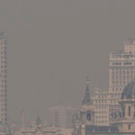Vista de la Plaza de España y la Catedral de la Almudena, este martes en Madrid. El centro de emergencias 112 de la Comunidad de Madrid ha recibido a lo largo de la mañana de hoy "varias" llamadas de ciudadanos alertados por olor a incendio y humo en diferentes puntos de la región, un hecho que se debe a un incendio activo en Portugal. EFE/ Mariscal