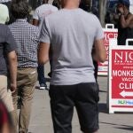 Personas aguardan para ser vacunadas en Nueva Jersey (EE UU)