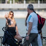 Una persona se toma un selfie frente al estanque Grande del Buen Retiro