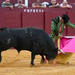 MÁLAGA, 16/08/2022.- El diestro Morante de la Puebla da un pase con el capote al segundo de los de su lote EFE/Daniel Pérez