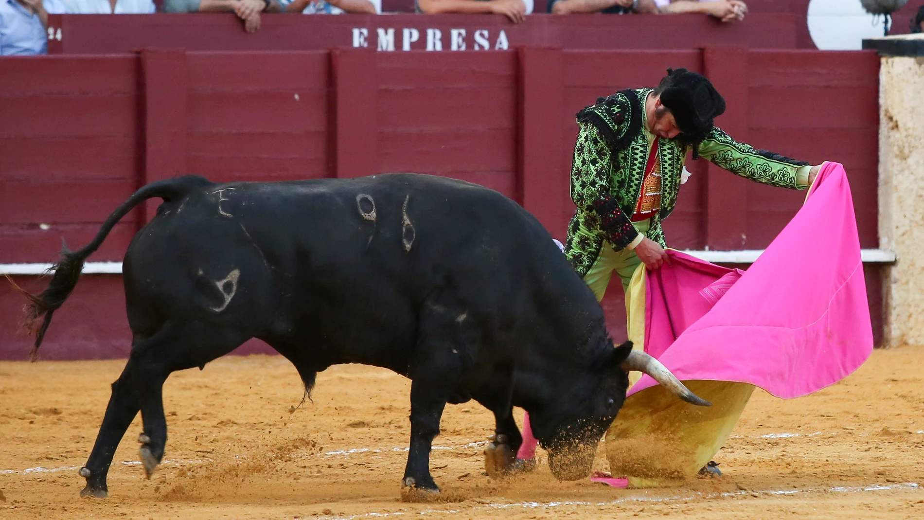 MÁLAGA, 16/08/2022.- El diestro Morante de la Puebla da un pase con el capote al segundo de los de su lote EFE/Daniel Pérez