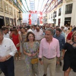 El hasta ahora presidente del PP de Málaga y coordinador general de PP Elías Bendodo (2d), acompañado por el consejero de Presidencia, Interior, Diálogo Social y Simplificación Administrativa de la Junta de Andalucía, Antonio Sanz (1i); la secretaria general del PP de Málaga, Patricia Navarro (2d) y la consejera de Economía, Hacienda y Fondos Europeos de la Junta de Andalucía, Carolina España (1d), durante su recorrido en la Feria de Málaga. Álex Zea / Europa Press