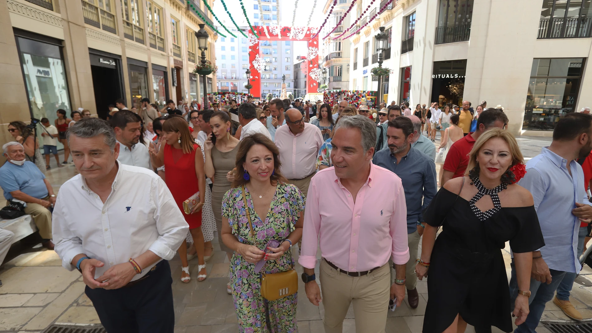 El hasta ahora presidente del PP de Málaga y coordinador general de PP Elías Bendodo (2d), acompañado por el consejero de Presidencia, Interior, Diálogo Social y Simplificación Administrativa de la Junta de Andalucía, Antonio Sanz (1i); la secretaria general del PP de Málaga, Patricia Navarro (2d) y la consejera de Economía, Hacienda y Fondos Europeos de la Junta de Andalucía, Carolina España (1d), durante su recorrido en la Feria de Málaga. Álex Zea / Europa Press