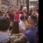 Jóvenes en la Feria de Málaga coreando el himno del Sevilla FC