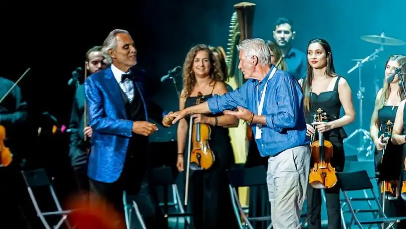 Richard Gere saluda a Bocelli