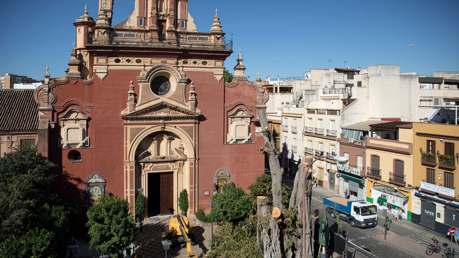 Vista general de la fachada de la Parroquia de San Jacinto con el ficus desarbolado. María José López / Europa Press
