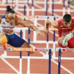Pascal Martinot-Lagarde y Asier Martínez, durante la final de 110 metros vallas del Europeo de Múnich