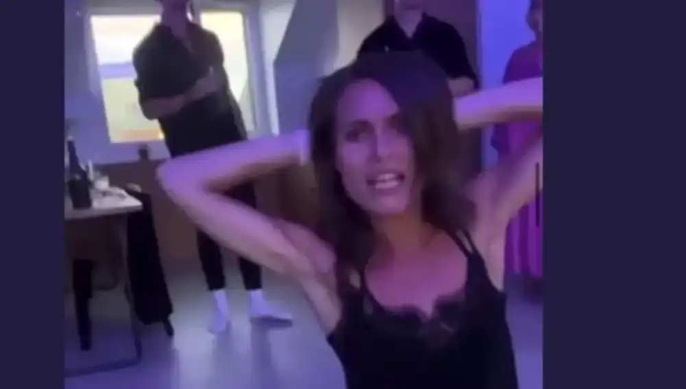 La primera ministra de Finlandia Sanna Marin bailando en una fiesta privada