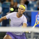 Rafael Nadal de España devuelve una pelota a Borna Coric de Croacia