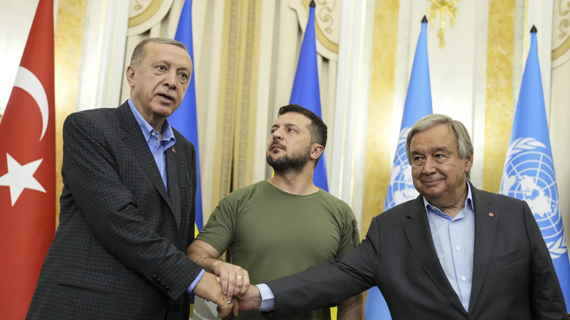 Ukrainian President Volodymyr Zelenskyy, center, Turkish President Recep Tayyip Erdogan, left, and United Nations Secretary General Antonio Guterres shake hands after their meeting in Lviv, Ukraine, Thursday, Aug. 18, 2022. (AP Photo/Evgeniy Maloletka)