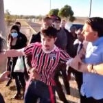 Bolsonaro forcejea con el youtuber Wilker Leao
