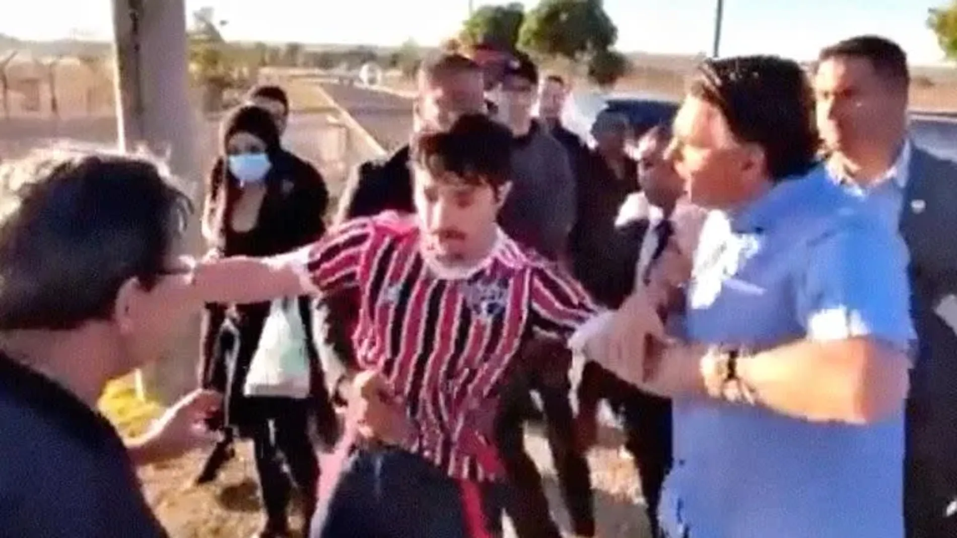 Bolsonaro forcejea con el youtuber Wilker Leao