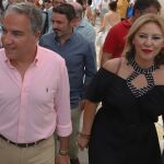 El presidente del PP de Málaga y coordinador general de PP, Elías Bendodo y Carolina España, consejera de Economía y Hacienda