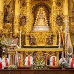 El obispo de Huelva, Santiago Gómez Sierra (i), durante la misa ofrecida hoy viernes en la ermita de El Rocío