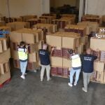 Efectivos de Vigilancia Aduanera de la Agencia Tributaria junto con la Policía Nacional, comprueban el material aprehendido en la "Operación Salgado -Fismen"