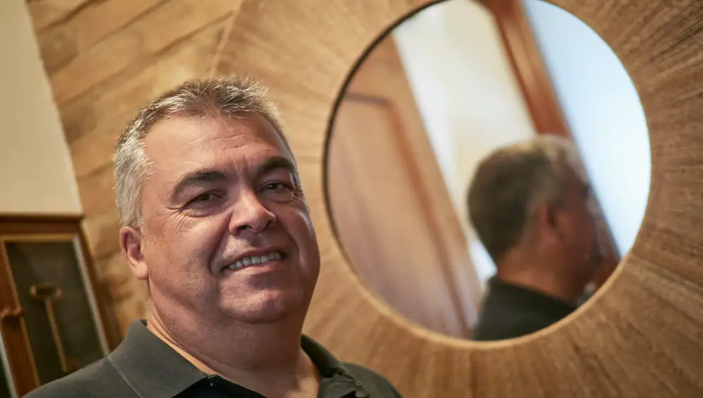 El secretario de Organización del Partido Socialista, Santos Cerdán, posa tras una entrevista para Europa Press
