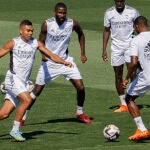 El centrocampista brasileño del Real Madrid, Carlos Henrique 'Casemiro' (i) en un rondo con el defensa alemán Antonio Rüdiger (c) durante el entrenamiento del equipo en la ciudad deportiva de Valdebebas del viernes