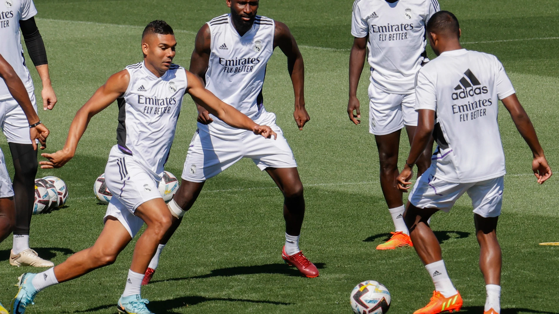 El centrocampista brasileño del Real Madrid, Carlos Henrique 'Casemiro' (i) en un rondo con el defensa alemán Antonio Rüdiger (c) durante el entrenamiento del equipo en la ciudad deportiva de Valdebebas del viernes