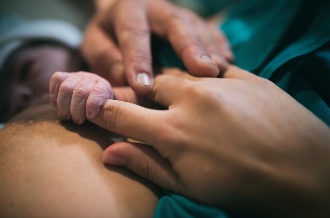 Un recién nacido junto a su madre