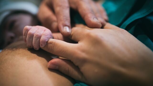 Un recién nacido junto a su madre