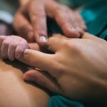 Un recién nacido junto a su madre
