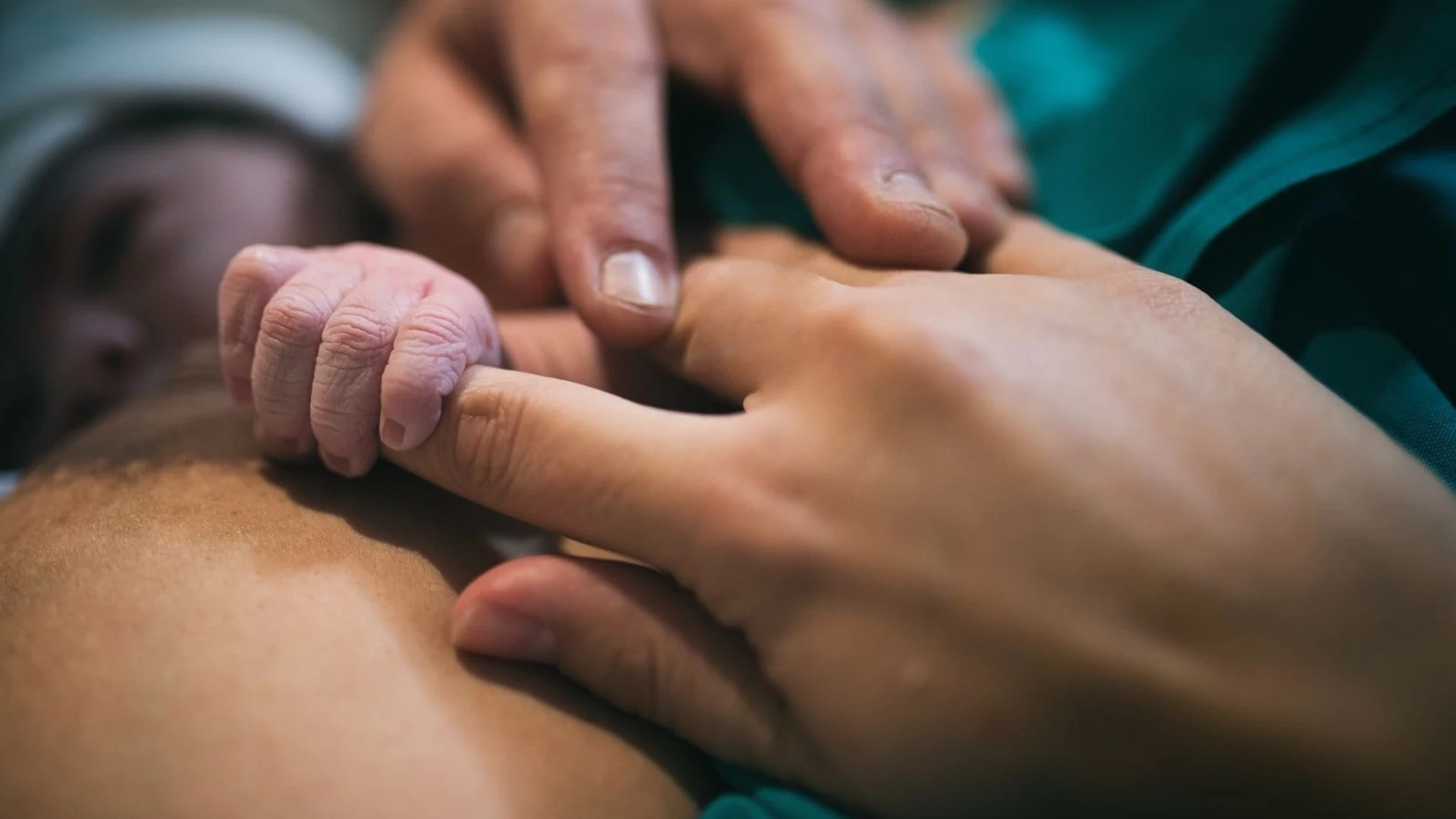 Un recién nacido junto a su madre