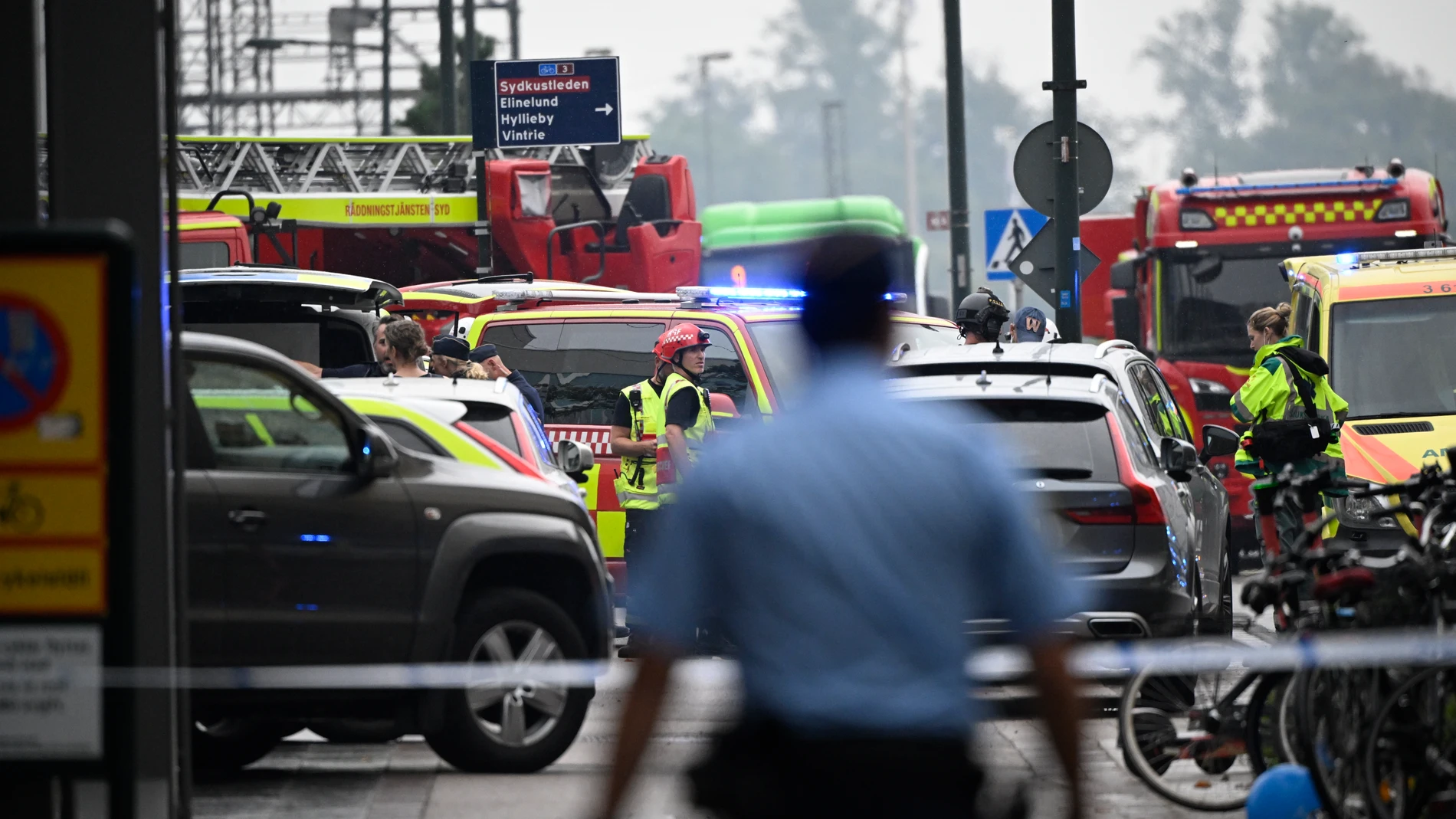 Ambulancias en el lugar donde dos personas resultaron heridas en un tiroteo en el Centro Comercial Emporia en Malmo