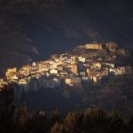 Vista general del pueblo de Bejís, con los alrededores quemados debido al incendio forestal que ha quemado 19.000 hectáreas